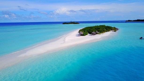 An aerial view of a small island with a white sandy beach and clear turquoise waters. - Club Gabbiano Rasdhoo (Rasdhoo)