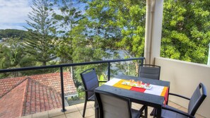 Outdoor dining - Oceanview 6 at Nambucca with rooftop tce & spa (Nambucca Heads)