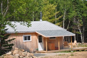 Exterior - A modern, cosy, ocean-front, beach (rock) acces Cottage (Birch Plain)