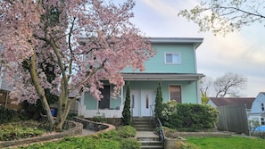 Exterior - Charming duplex with private yard. Close to the beach, dining & shopping! (Greenwich)