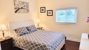 3 soverom, skrivebord, strykejern/-brett og reiseseng for barn