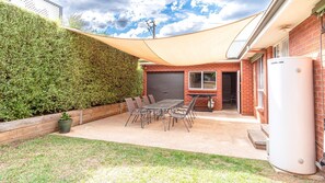 Outdoor dining - HARGREAVES HOUSE: Bright (Bright)