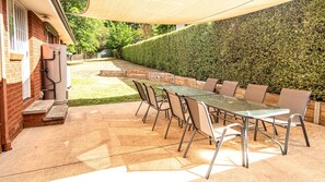 Outdoor dining - HARGREAVES HOUSE: Bright (Bright)