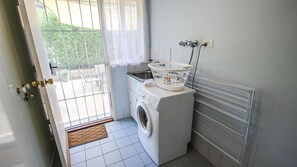 Interior - HARGREAVES HOUSE: Bright (Bright)