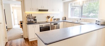HARGREAVES HOUSE: Bright