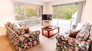 Smart TV, fireplace, stereo - HARGREAVES HOUSE: Bright (Bright)