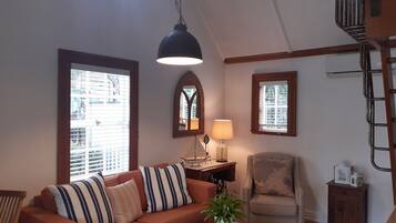 Smart-TV, Netflix, DVD-Player, Bücher