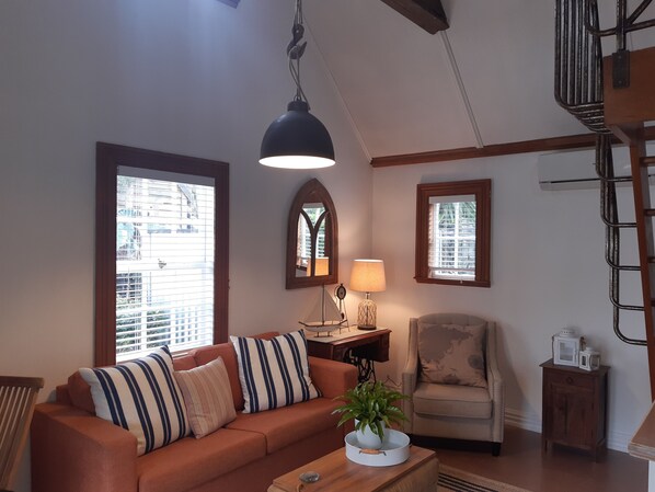 Smart TV, Netflix, DVD player, books - HARBOUR VIEW COTTAGE BOUTIQUE B&B (Auckland City)