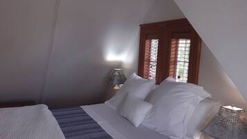 1 quarto, cofres nos quartos, escrivaninha