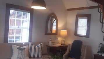 Smart-TV, Netflix, DVD-Player, Bücher