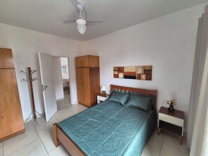 1 bedroom, desk
