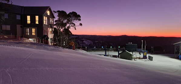 A snow-covered ski slope with buildings and trees in the background. - Chalet Deich
Ski-in/Ski-out (Hotham Heights)