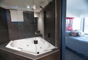Duschwanne, Whirlpool, Haartrockner, Toilettenpapier