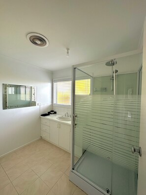 Dusche, Handtücher, Shampoo, Toilettenpapier