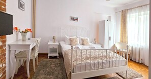 5 bedrooms, iron/ironing board, WiFi, bed sheets - Amazing house with beautiful garden, 5 bedrooms, terrace, in the City Centre (Sibiu)