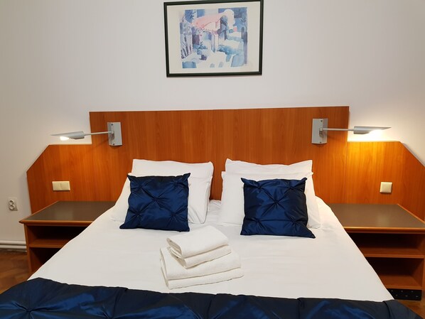 5 bedrooms, iron/ironing board, WiFi, bed sheets