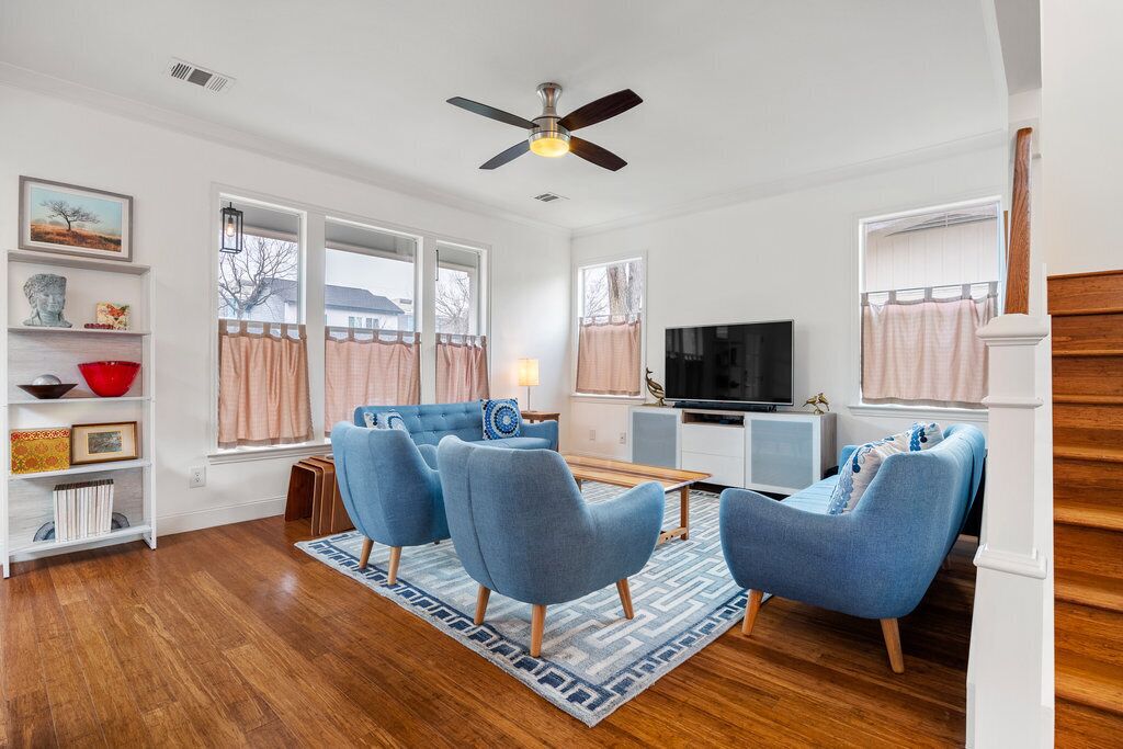 Luxe Spa Guesthouse - Walk to Downtown!