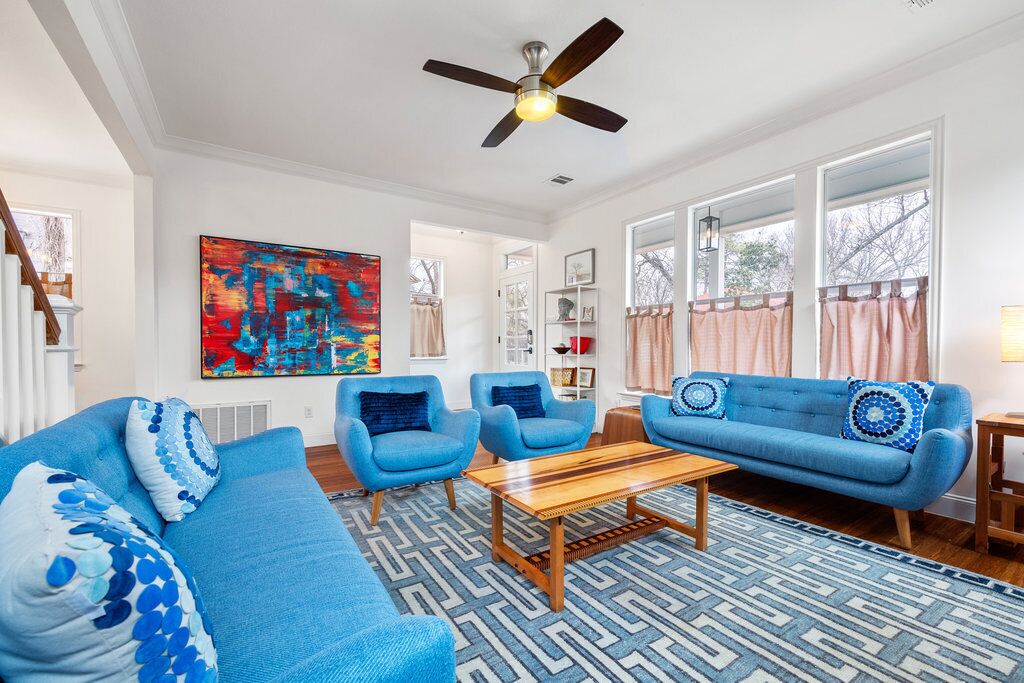 Luxe Spa Guesthouse - Walk to Downtown!