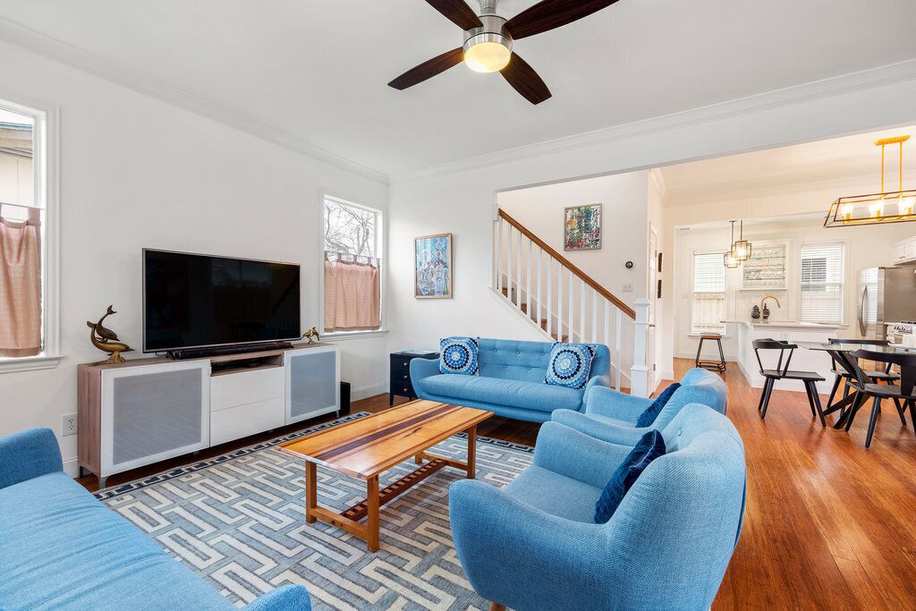 Luxe Spa Guesthouse - Walk to Downtown!