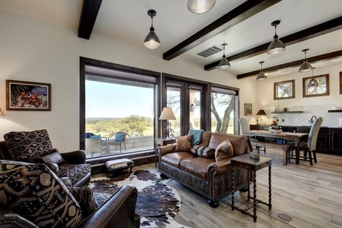 Eleven Eleven Ranch - Professionally Decorated Romantic Getaway w/Great Views! 