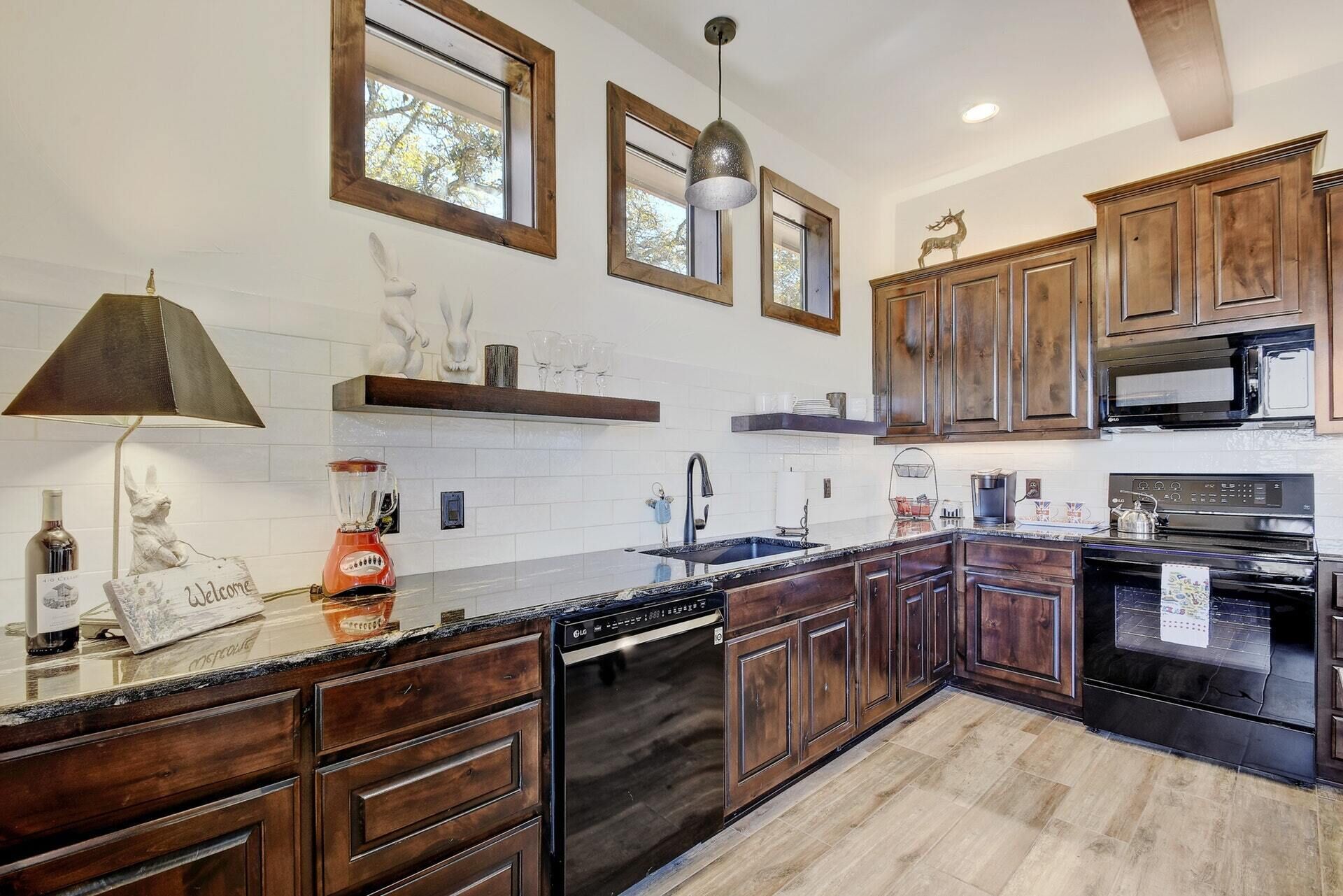 Eleven Eleven Ranch - Professionally Decorated Romantic Getaway w/Great Views! 