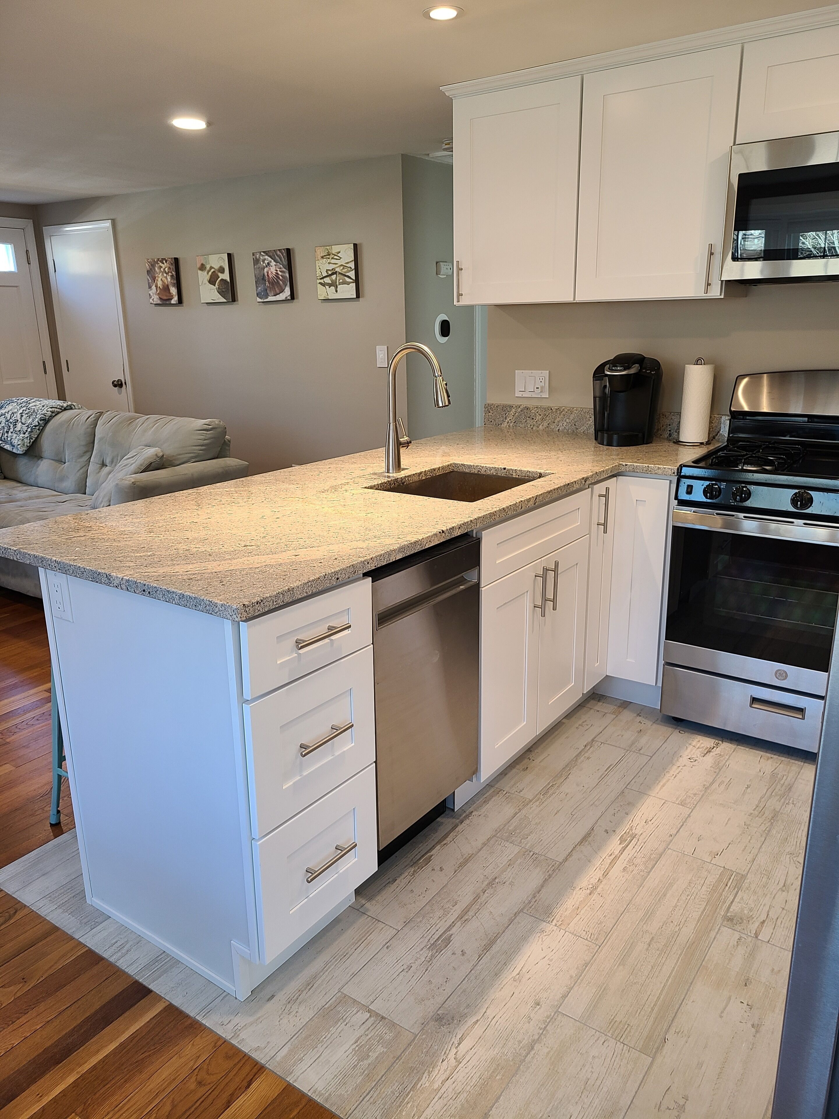 Cheerful, Clean and Newly Renovated Home 5 Minutes from the Beach