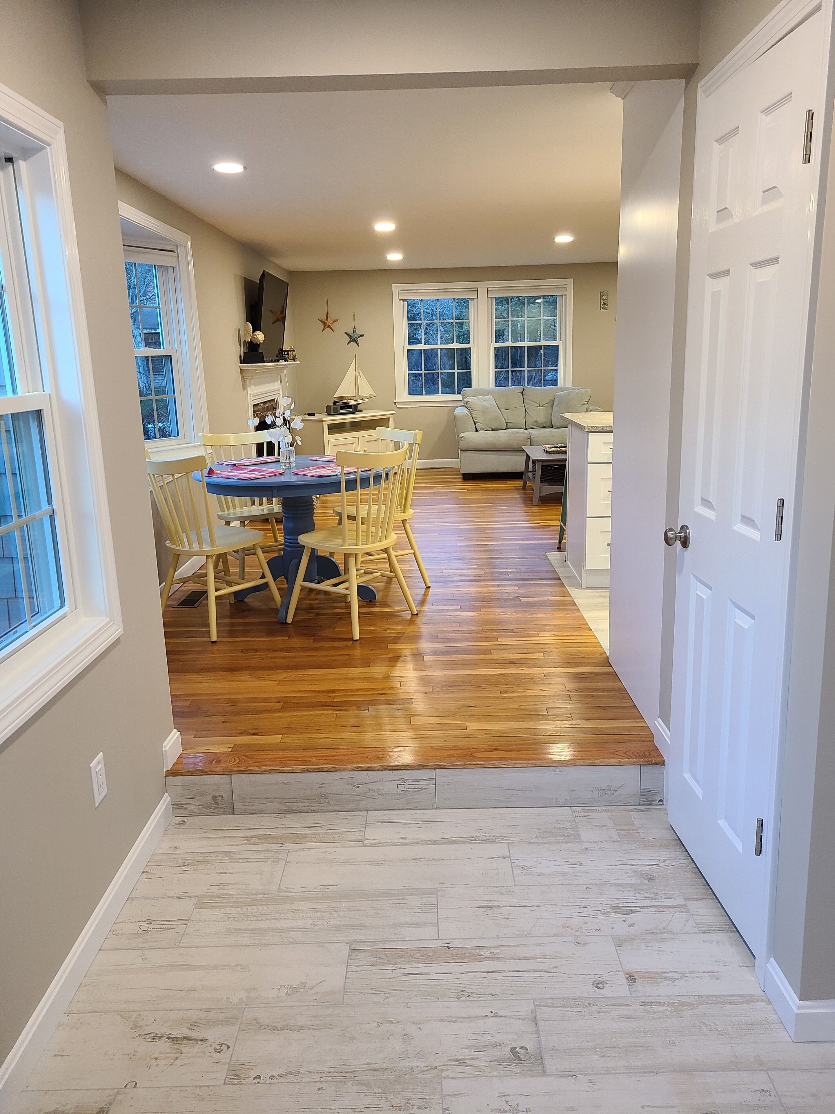 Cheerful, Clean and Newly Renovated Home 5 Minutes from the Beach