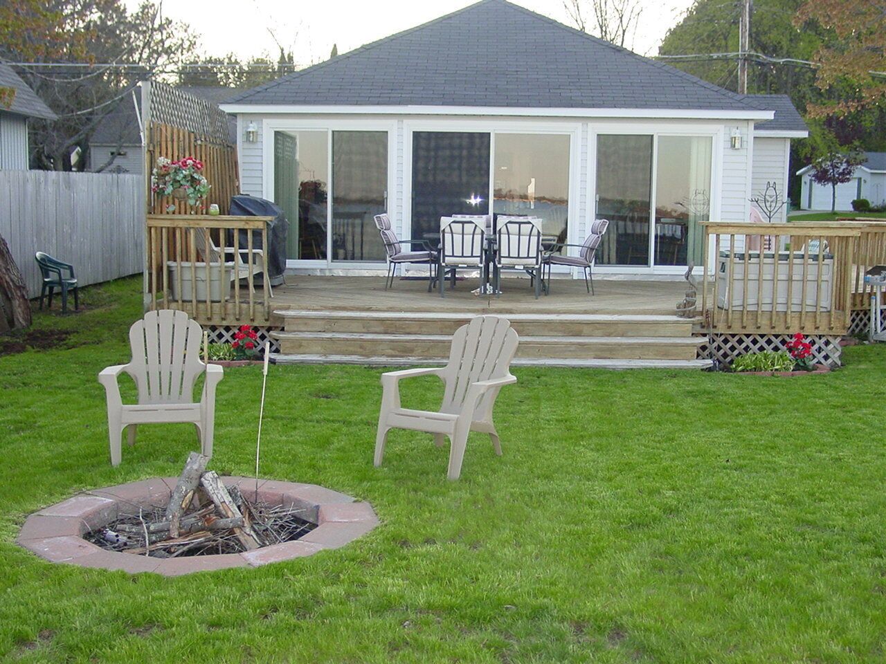 Cozy Lake Front Cottage on the  Western Shore of Lake  Mitchell