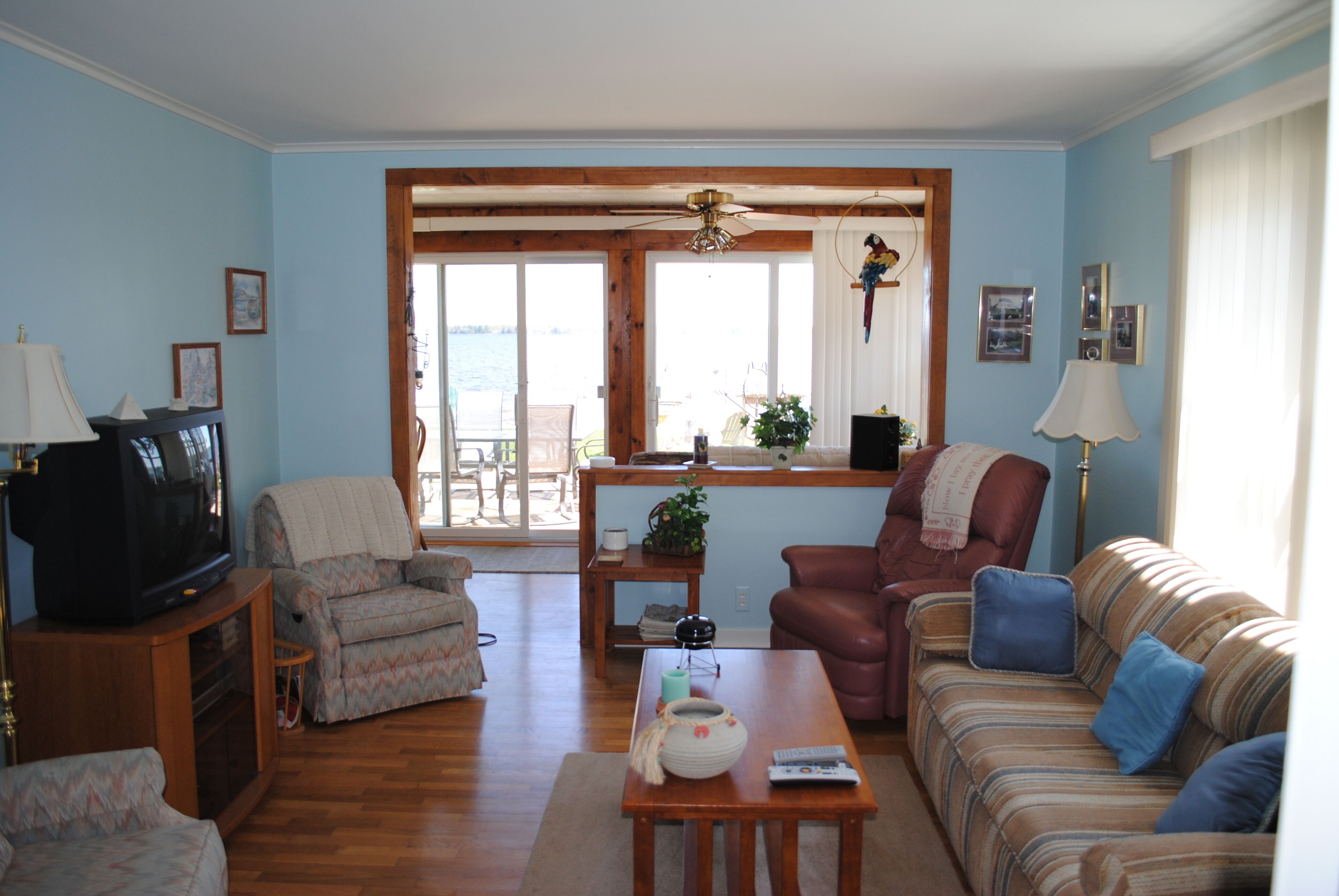 Cozy Lake Front Cottage on the  Western Shore of Lake  Mitchell