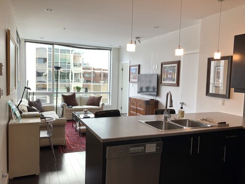 Bright and airy 2bed/2bath condo in the heart of downtown Victoria