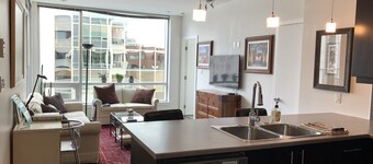 Bright and airy 2bed/2bath condo in the heart of downtown Victoria