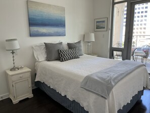 2 makuuhuonetta, työpöytä, silitysrauta/-lauta, vauvan matkasänky