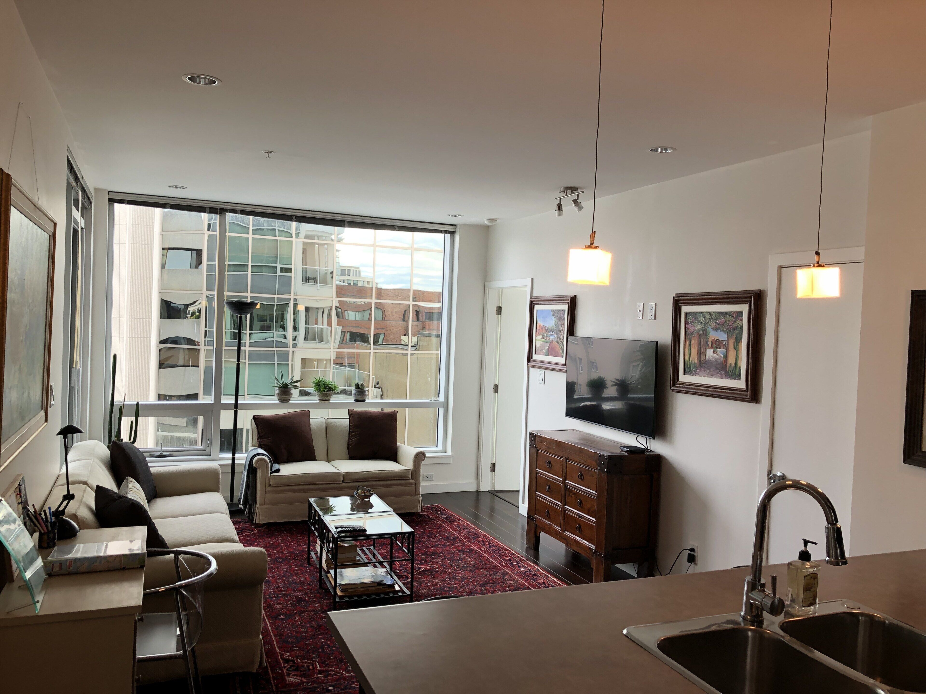 Bright and airy 2bed/2bath condo in the heart of downtown Victoria