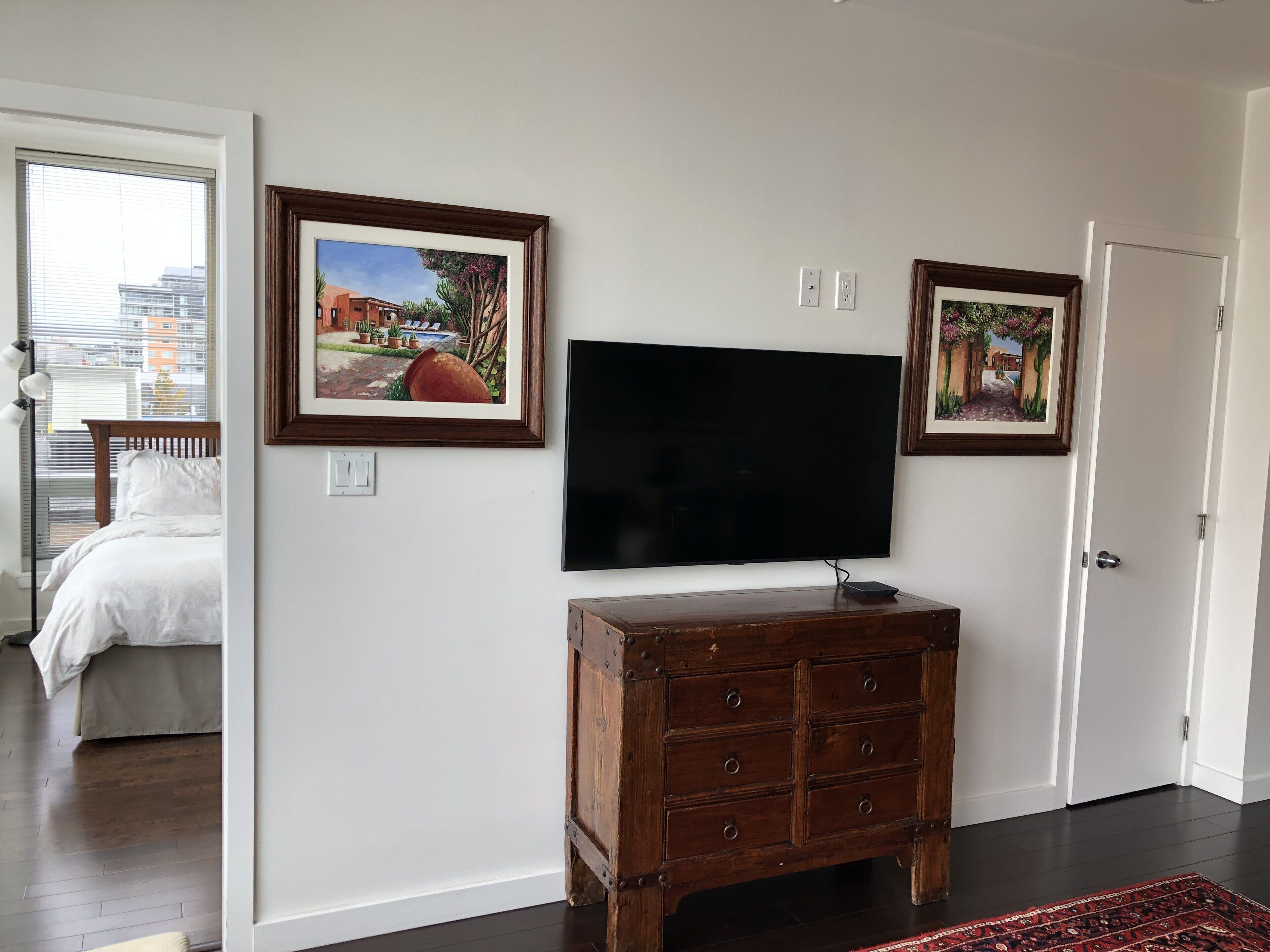 Bright and airy 2bed/2bath condo in the heart of downtown Victoria