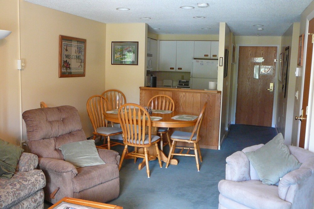 White Mountains NH Resort Condo with Kitchen - 2 baths - Indoor Pool - Sleeps 7