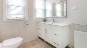 Douche, sèche-cheveux, serviettes fournies, savon