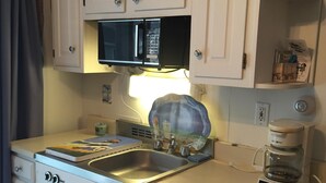 Private kitchen - Beachy Condo! Cozy studio 3 minutes to Wells Beach (Wells)