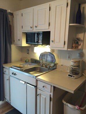 Kühlschrank, Mikrowelle, Herdplatte, Wasserkocher mit Kaffee-/Teezubehör