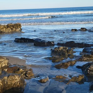Playa en los alrededores, camastros y toallas de playa 