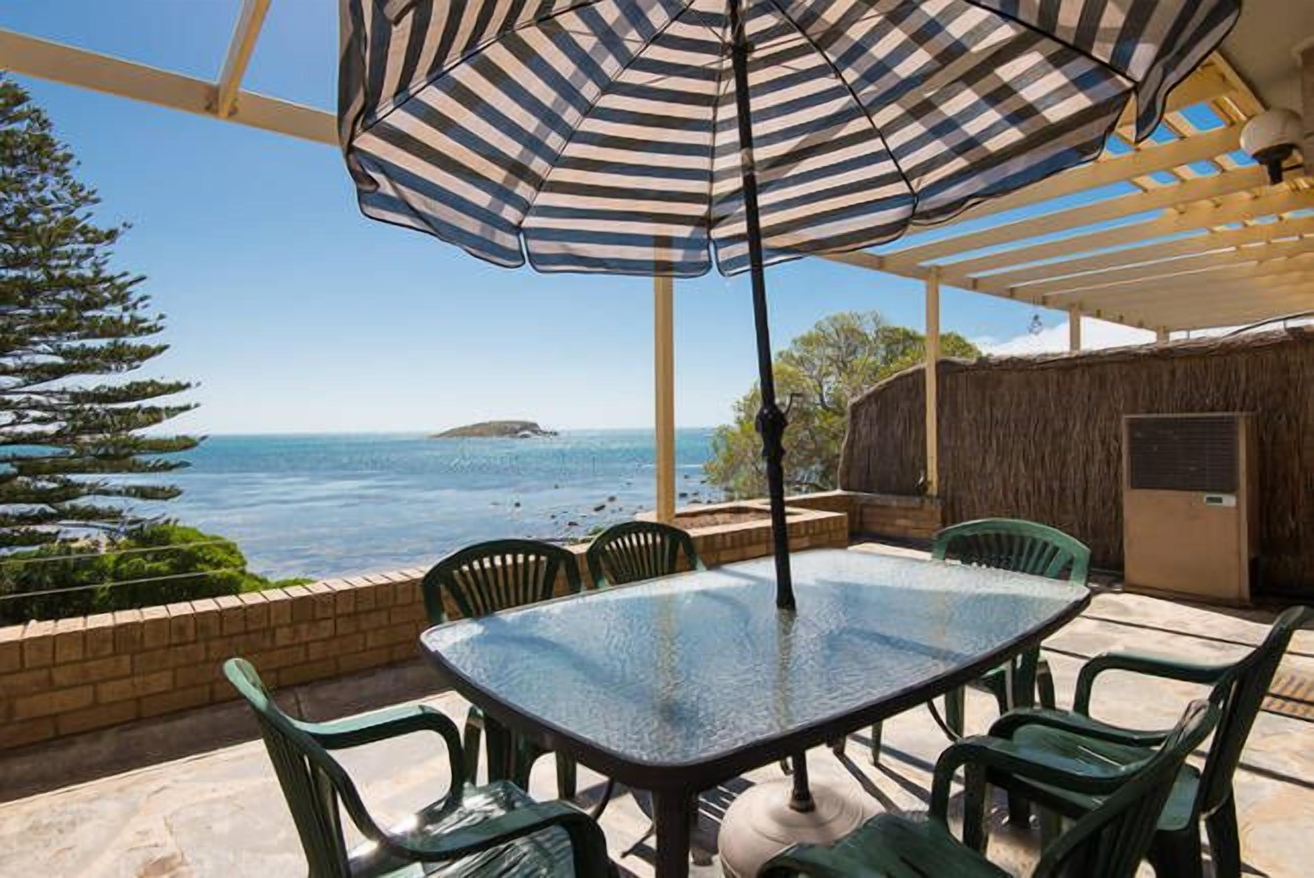 Breeze @ the Bay - absolute seafront apartment — image 10