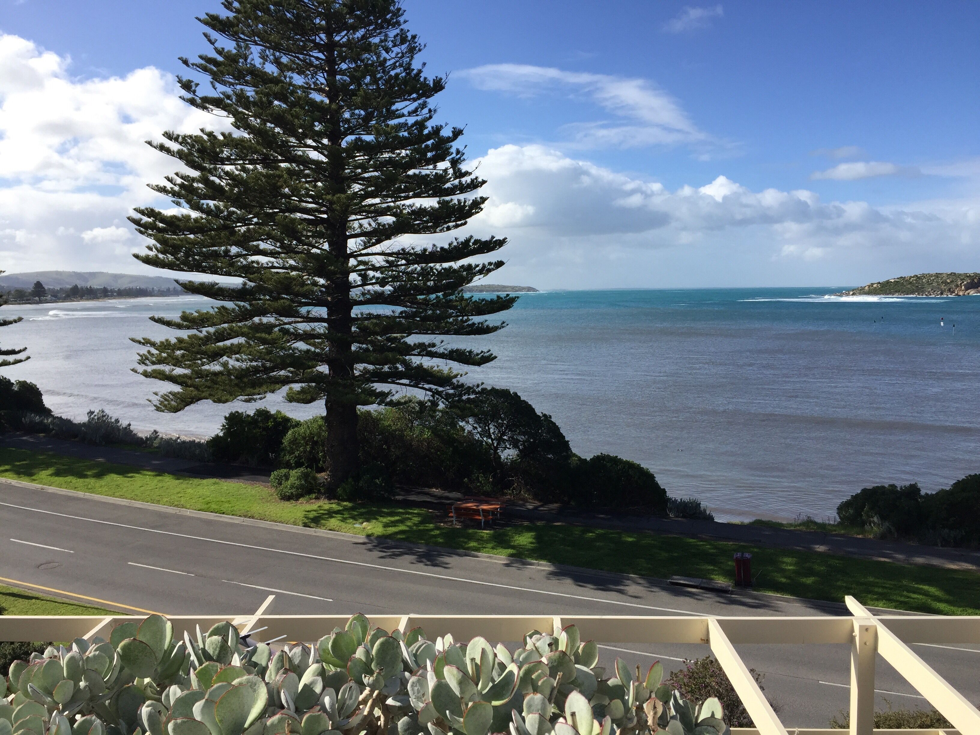Breeze @ the Bay - absolute seafront apartment — image 18
