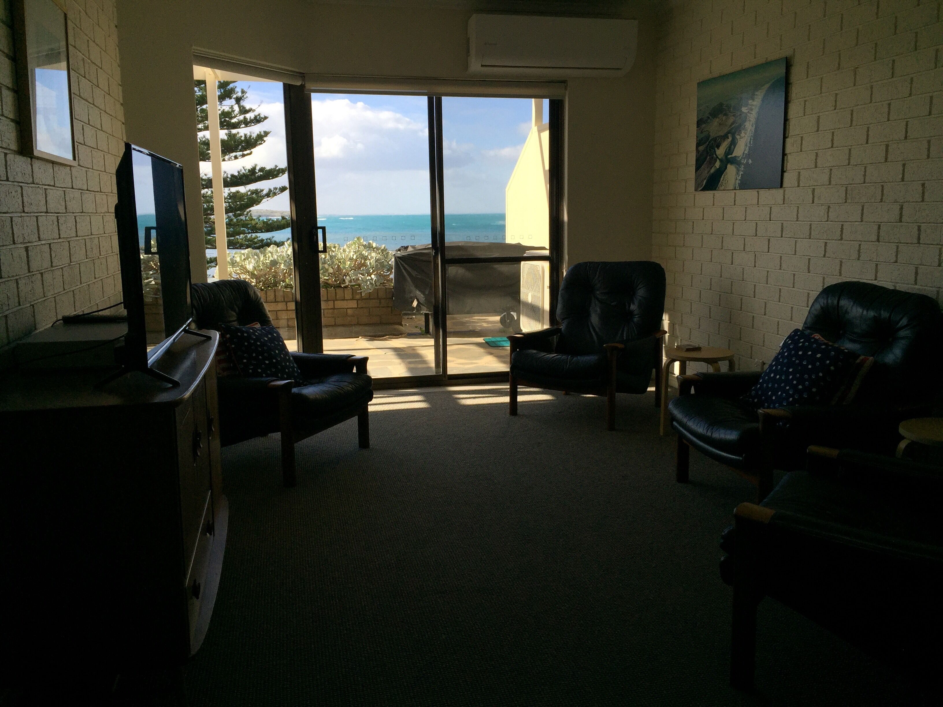 Breeze @ the Bay - absolute seafront apartment — image 15
