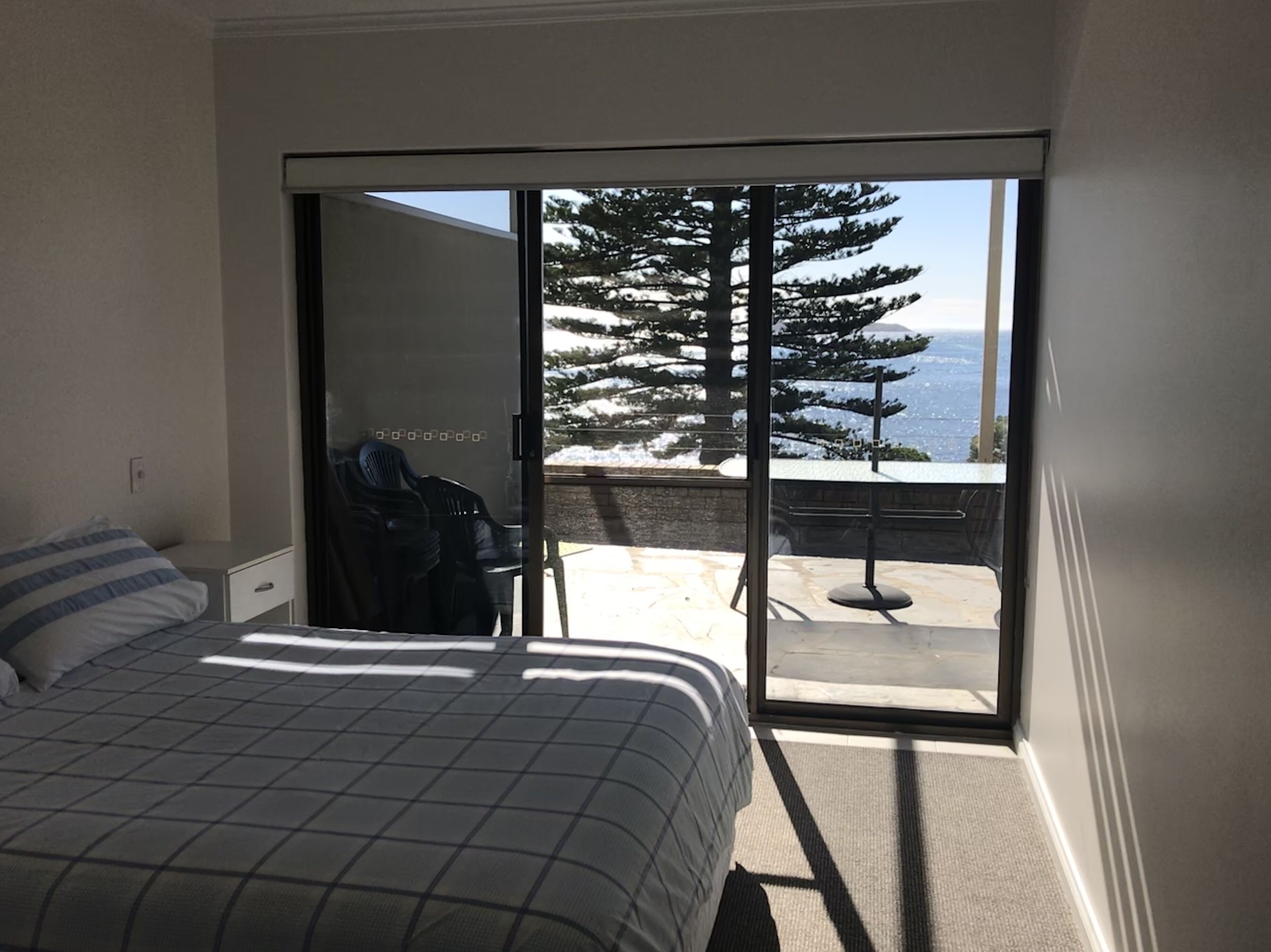 Breeze @ the Bay - absolute seafront apartment — image 9