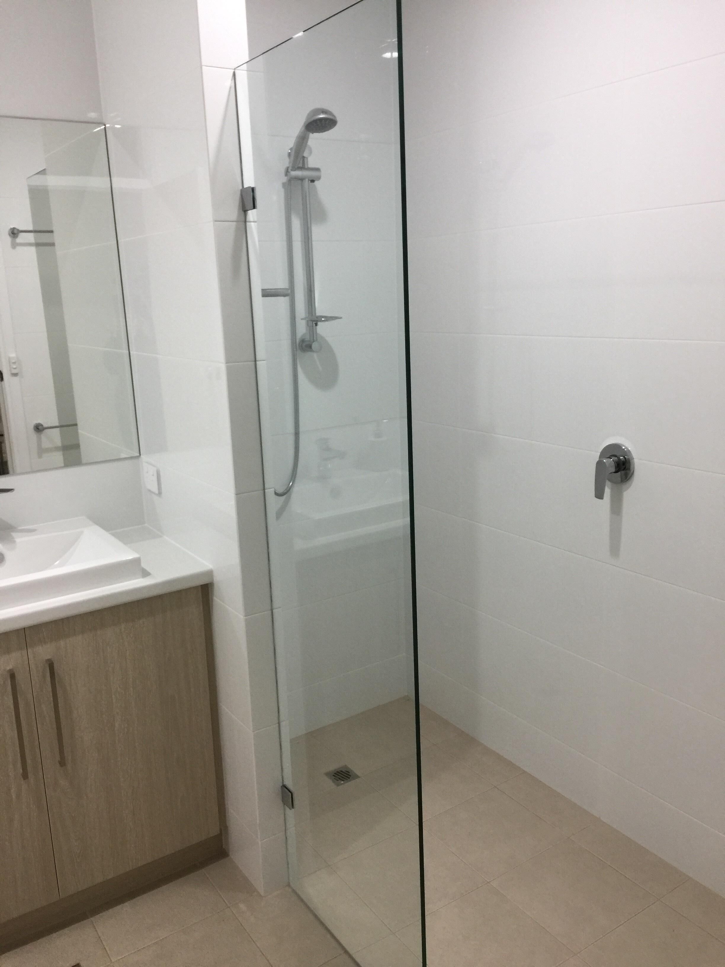 Breeze @ the Bay - absolute seafront apartment — image 13