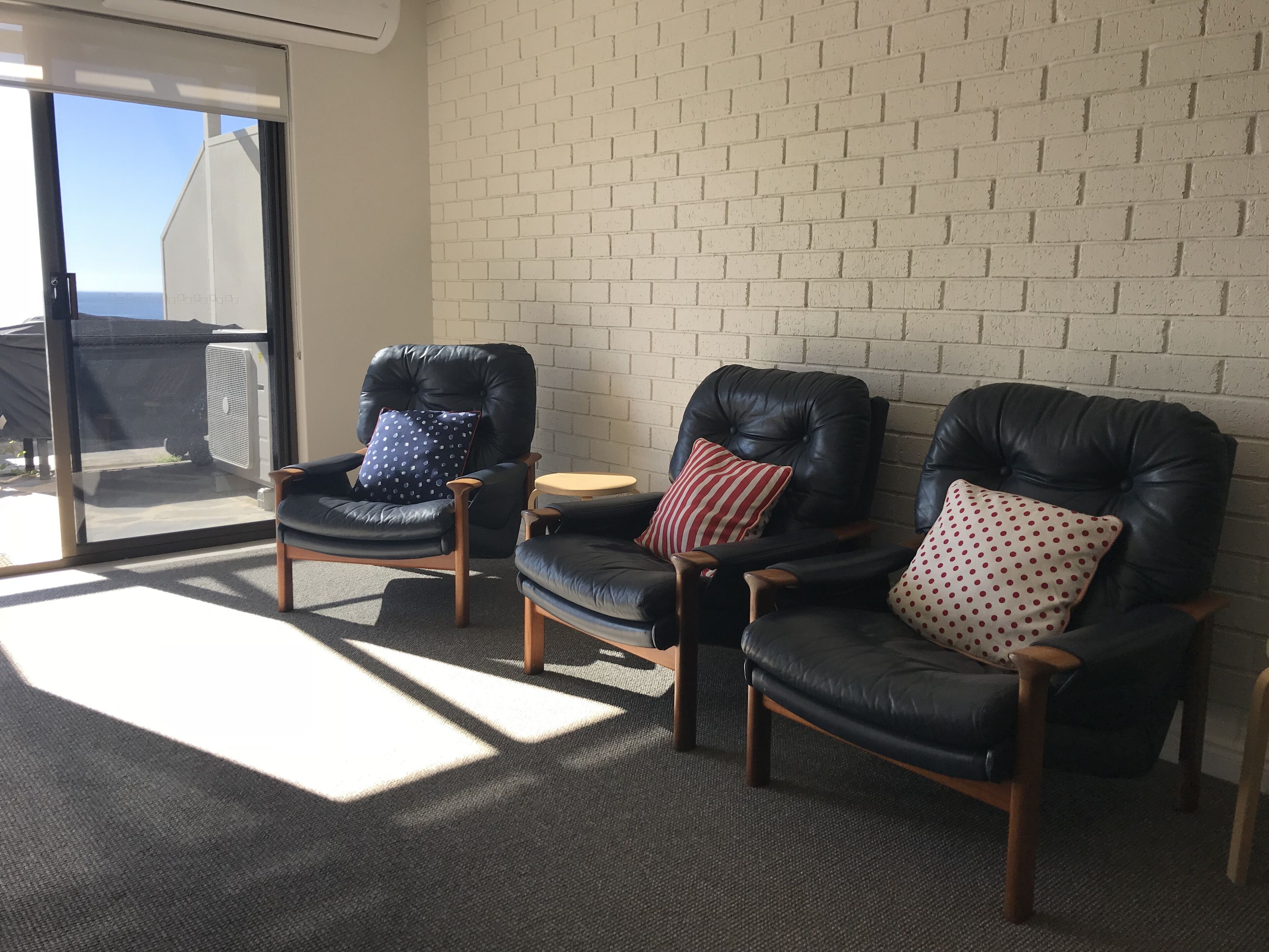 Breeze @ the Bay - absolute seafront apartment — image 6