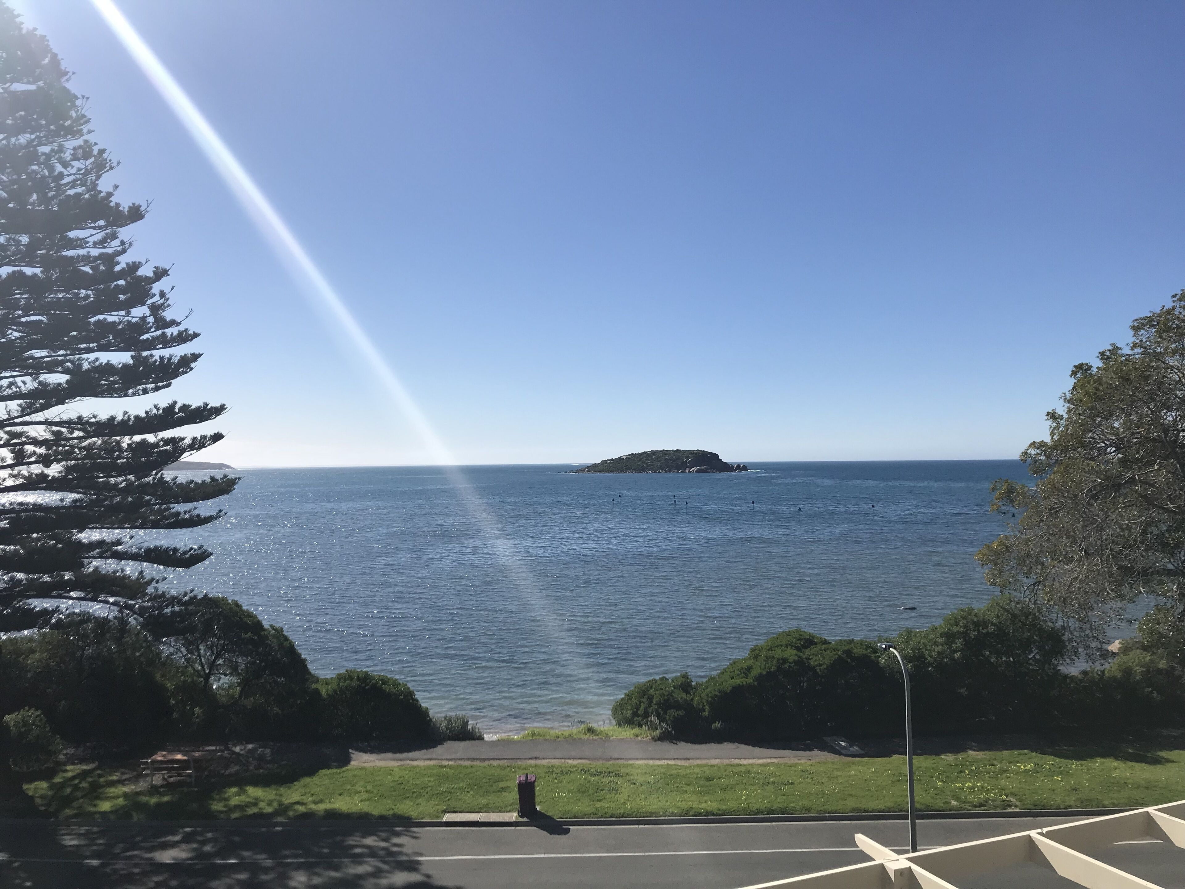 Breeze @ the Bay - absolute seafront apartment — image 4