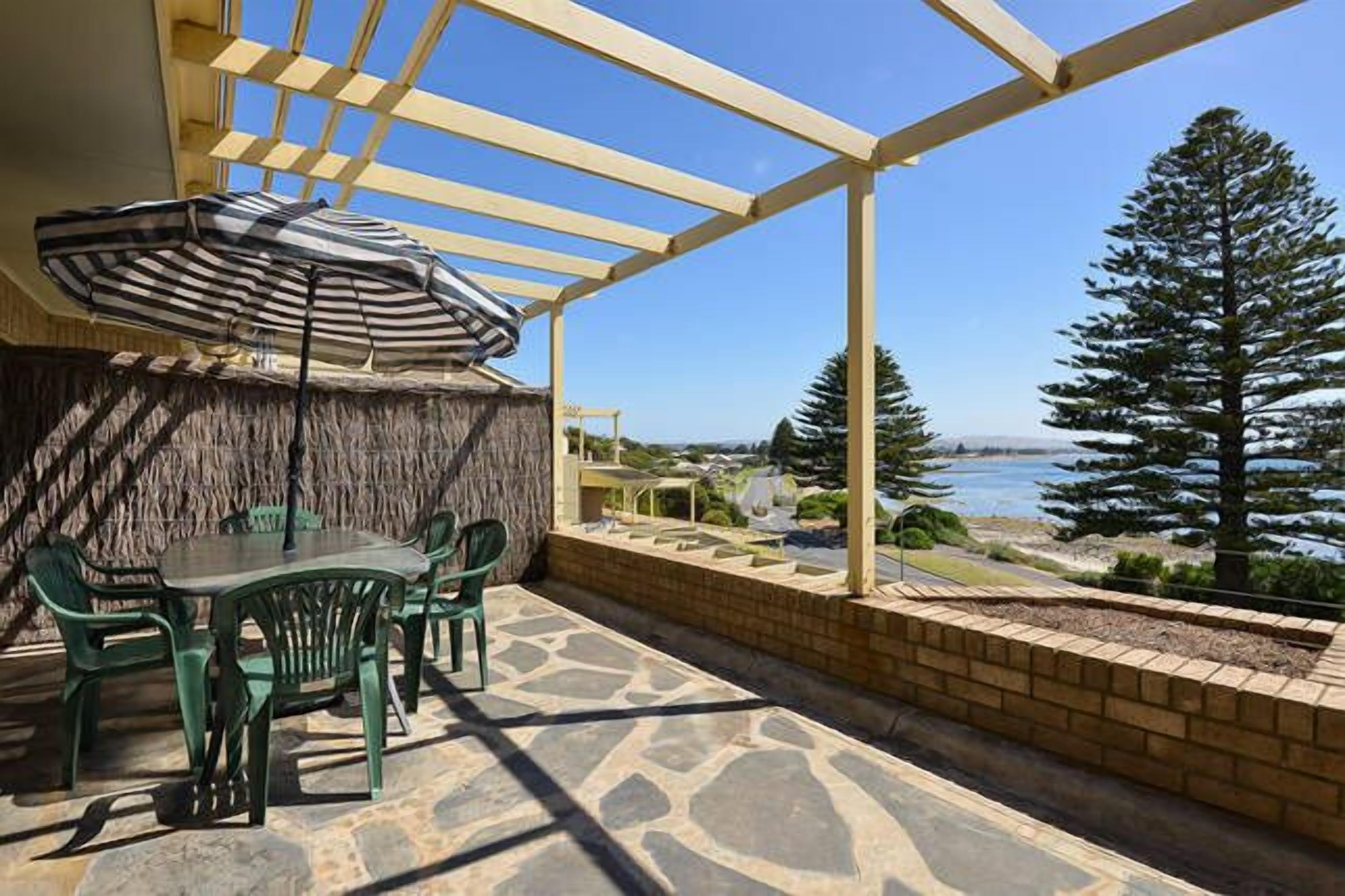 Breeze @ the Bay - absolute seafront apartment