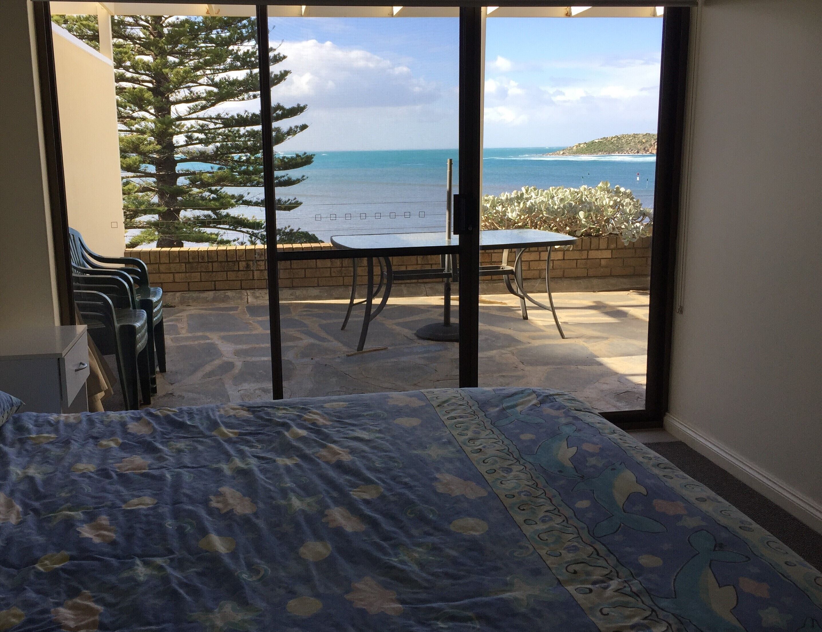 Breeze @ the Bay - absolute seafront apartment — image 12