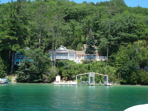 Viehättävä Vallonian järven mökki vedellä