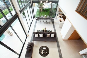 المنشأة من الداخل